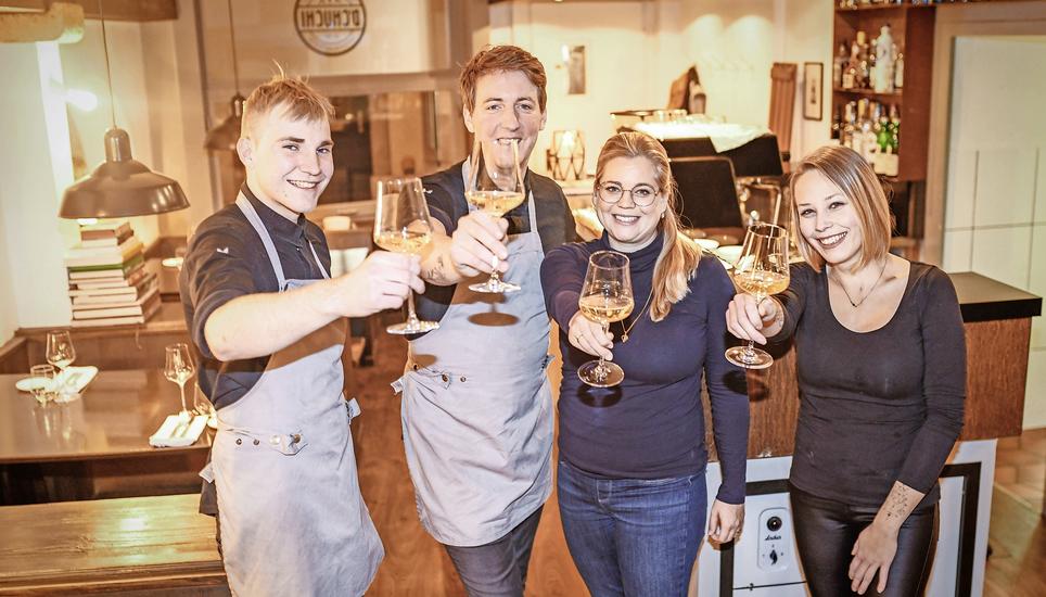 Ein Grund zum Anstossen ist der 14. Gault-Millau-Punkt allemal. Das «D’Chuchi»-Team im Restaurant: Ben-Levi Artusi (Lernender), Jan Schmidlin, Andrea Zürcher und Layla Gasser (v. l. n. r.) Bild: Melanie Duchene