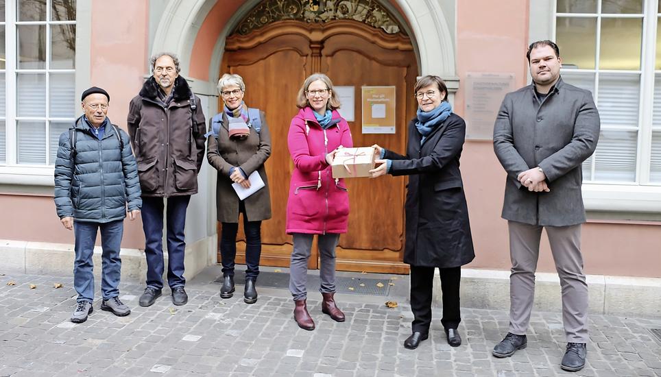 Daniela Furter, Geschäftsführerin von Pro Velo Schaffhausen, übergibt die gesammelten Unterschriften an Stadträtin Katrin Bernath. Bild: Liv Ira Weltzien