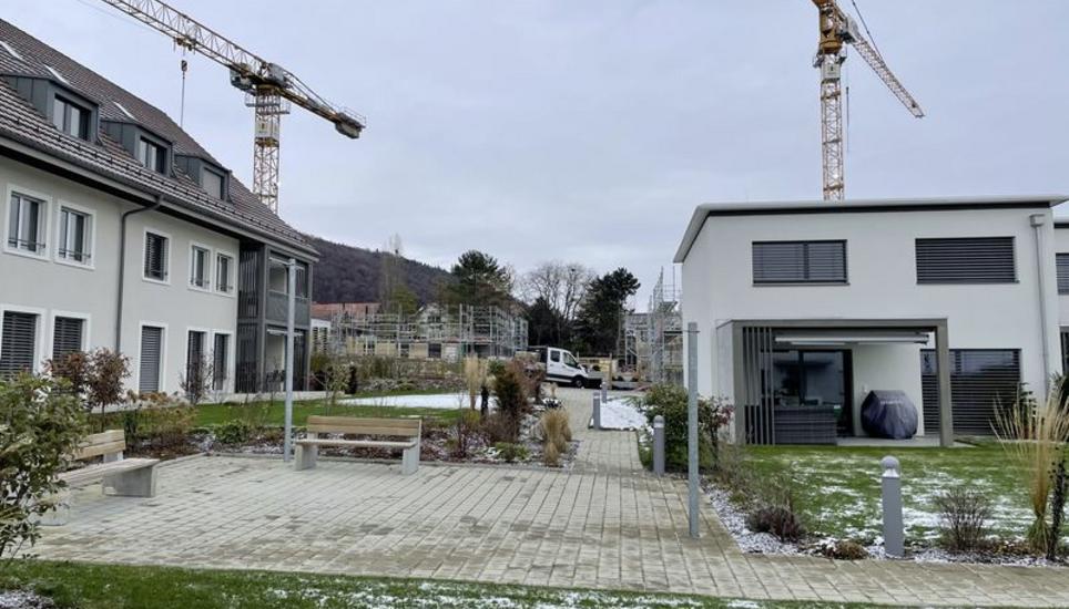 Die Überbauung «Zaunkönig» links und rechts der Fabrikstrasse auf dem Gelände der ehemaligen Zaunfabrik sorgt für eine starke Zunahme der Einwohnerzahl der Gemeinde Löhningen. Bild: Markus Müller