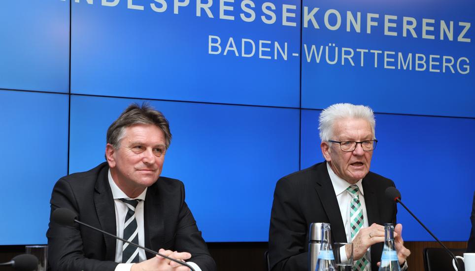 Der baden-württembergische Gesundheitsminister Manne Lucha (li) und Ministerpräsident Winfried Kretschmann auf der Landespressekonferenz. Bild: Staatsministerium Baden-Württemberg