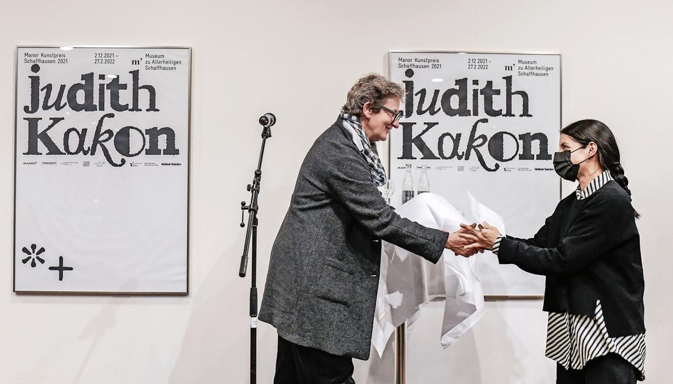 Chantal Prod’Hom, Jurymitglied des Manor-Kunstpreises überreicht der preisgekrönten Judith Kakon das Couvert mit dem Check über 15 000 Franken. Bild: Melanie Duchene