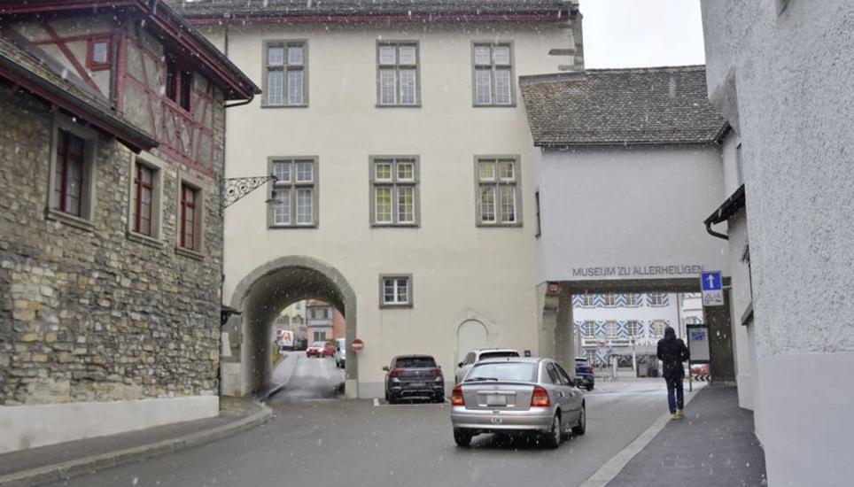 Stadtrat und Ratsmehrheit wollen den Klosterbogen (l.) den Fussgängern und Velofahrern überlassen. Bild: Andreas Kurz