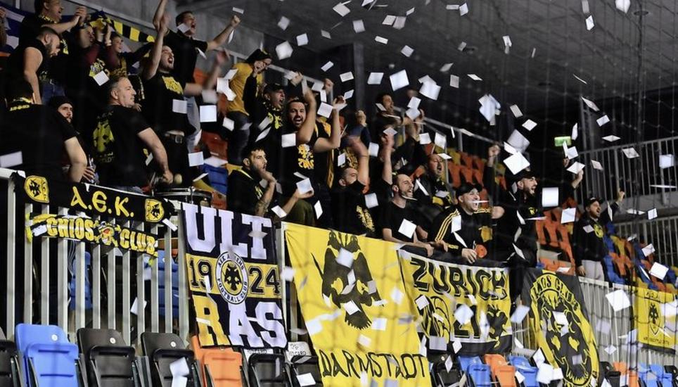 Noch vor dem Anpfiff flogen unzählige Papierfetzen der AEK-Fans aufs Spielfeld. Bilder: Michael Kessler