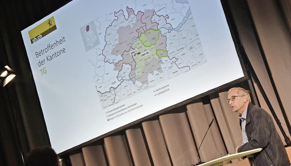 «Es braucht eine sicherheitsgerichtete Planung von unten nach oben»: Jürg Hertz vom Thurgauer Amt für Umwelt erklärte die Haltung der Kantone Schaffhausen und Thurgau zur Standortwahl Tiefenlager/Oberflächenanlage. Bild: Alexander Joho