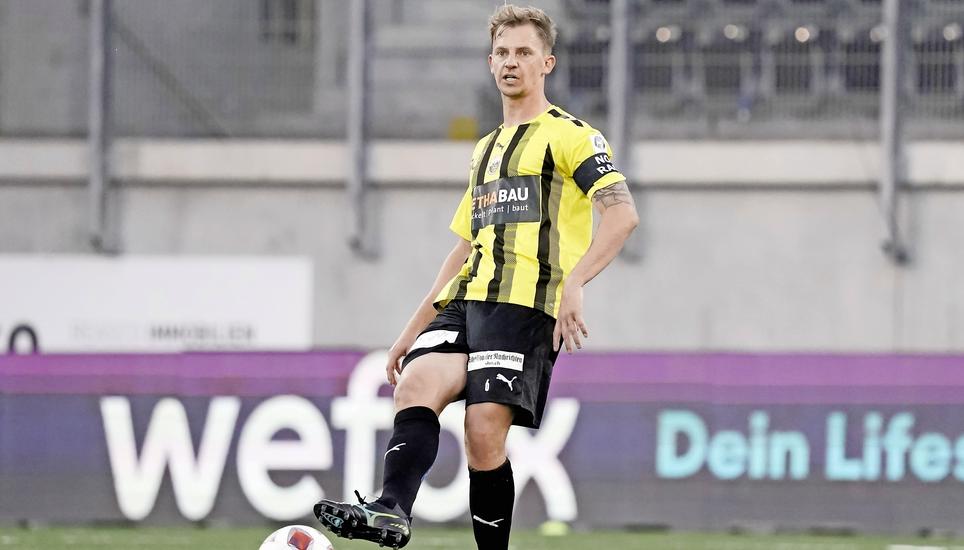 Spieler und Trainer: Captain Andre Luis Neitzke hat den Ball, aber auch seine Zukunft fest im Blick. Bild: Roger Albrecht