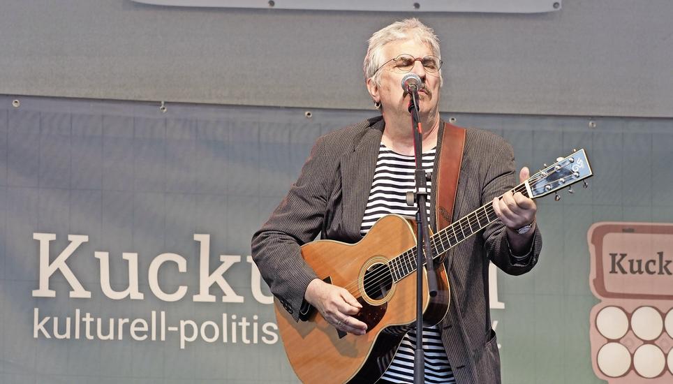 Auf der neusten CD «Jäger und Sammler» ist der musikalische Werdegang des Schaffhauser Mundartsängers, Christoph Bürgin, gut hörbar. Bild: zVg