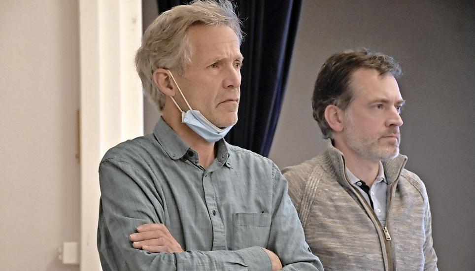 Lange Gesichter gab es bei den Schulpflegemitgliedern David Rapold (links) und Samuel Affolter, nachdem die Vorlage über den Neubau der Turnhalle zurückgewiesen worden war. Bild: Thomas Güntert