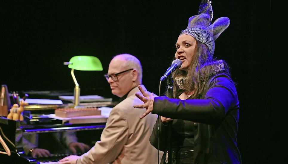 Die Schauspielerin Nicole Knuth und am Piano Roman Wyss: Beide gastierten im neu eröffneten Theaterhaus Bachturnhalle. Bild: Selwyn Hoffmann