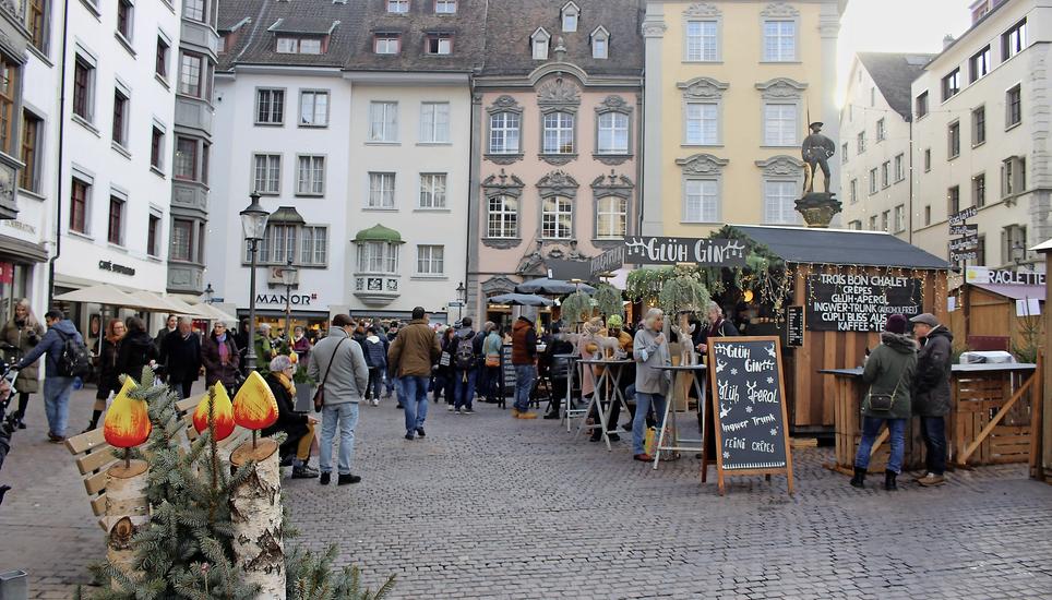 Der erste Sonntagsverkauf vor Weihnachten lockte bei meist trockenem Wetter viele in die Stadt. Bilder: Sonja Werni