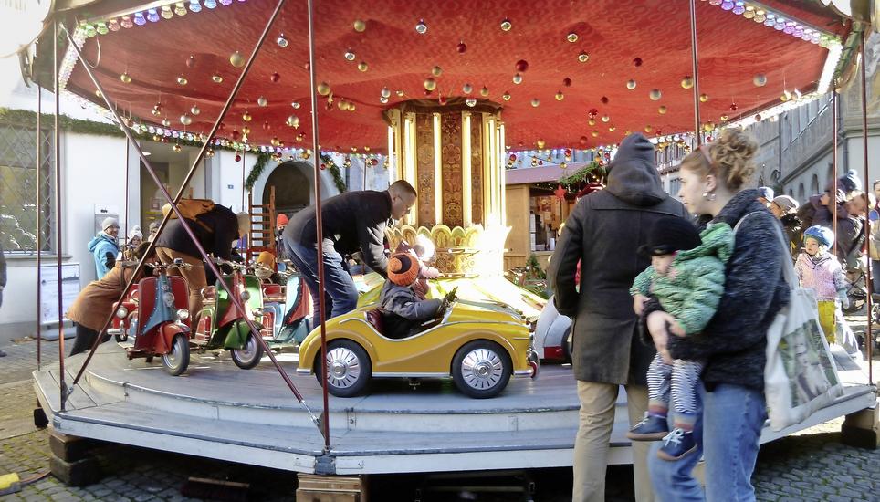 Das Karussell, das sich zum Klange alter Kinderlieder drehte, zog Eltern und Kinder magisch an. Bilder: Ursula Junker
