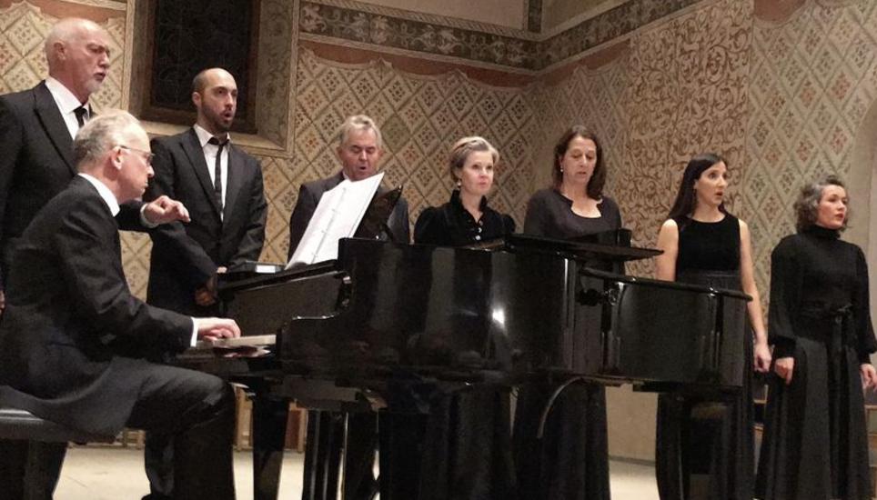 Das Bündner Erfolgsensemble La Compagnia Rossini unter Leitung von Armin Caduff beim Auftritt in der Stadtkirche Stein am Rhein, wo es dem Publikum vorweihnachtliche Gefühle bescherte. Bild: Margrith Pfister-Kübler