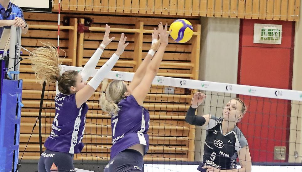 Kein Durchkommen in Düdingen: Im Bild wird Kanti-Spielerin Eva Svobodova (5) geblockt. Bild: Werner Schläpfer