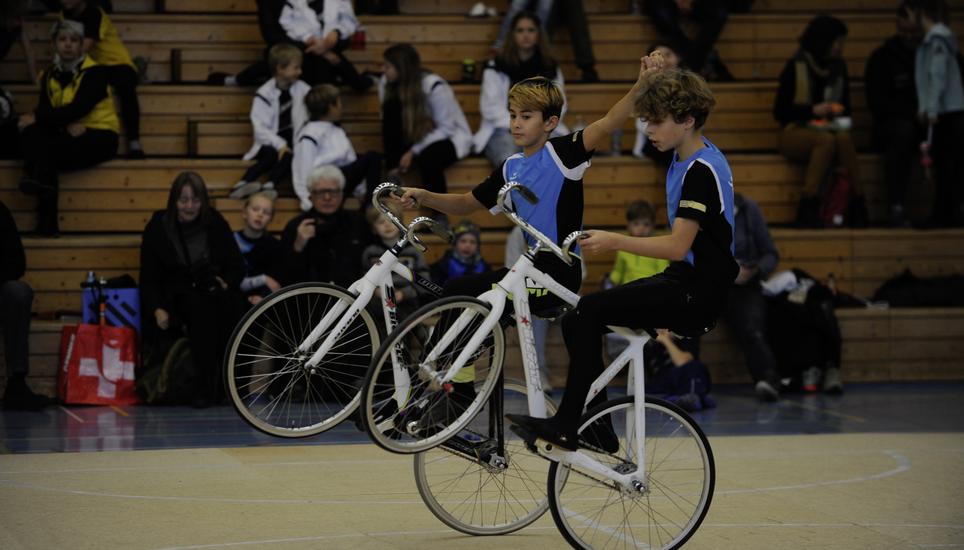 Akrobatische Vorführungen zeigten die jungen Sportlerinnen und Sportler von Indoor Cycling Schaffhausen. Im linken Bild sind Robin Srehler und Nevin Rohner zu sehen. Rechts Samuel Steffan und Emilija Wüger. Bild: Daniel F. Koch