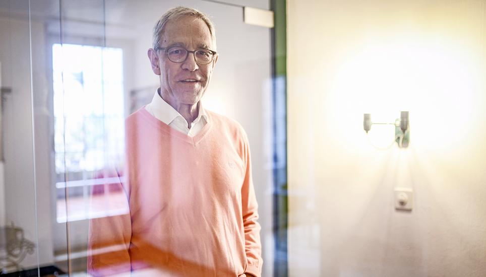 René Holenstein in seinem Zuhause in der Altstadt: Entwicklungshilfe ist mehr als ein Versprechen, es ist eine Verpflichtung. Bild: Melanie Duchene