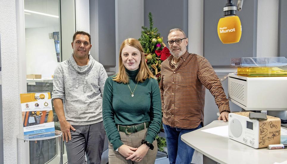 Alexander Blunschi, Vorstandsmitglied Hülfsgesellschaft Schaffhausen, Lea Haas, Moderatorin Radio Munot und Projektleiterin Weihnachtsaktion, und Dr. Urs Krebser, Präsident Hülfsgesellschaft Schaffhausen. Bild: Daniel Thüler