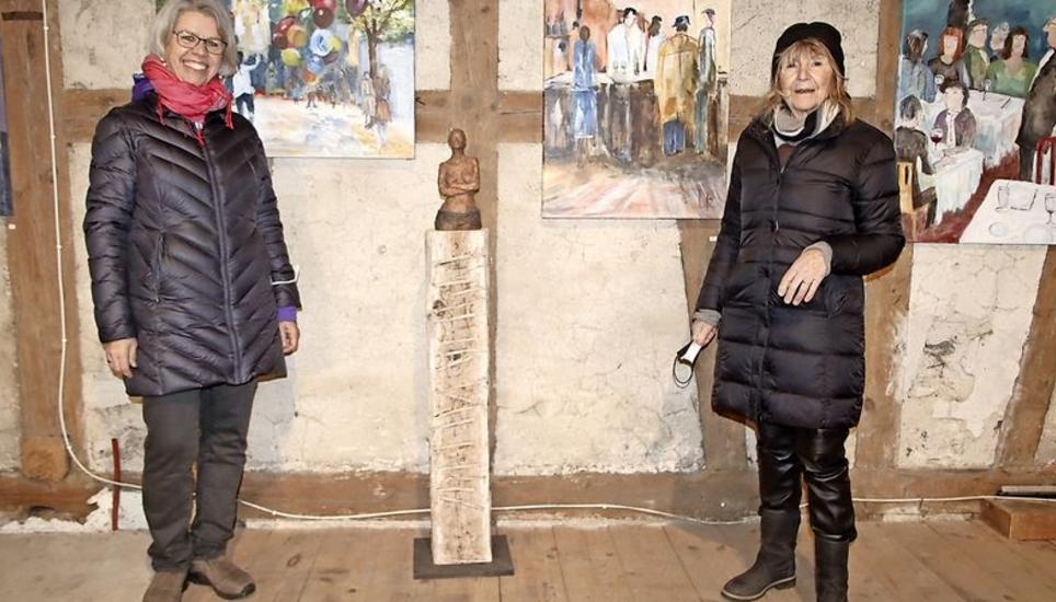 Stellten gemeinsam aus: Liz Rutschmann (links) und Doris Baur. Bild: Roland Müller