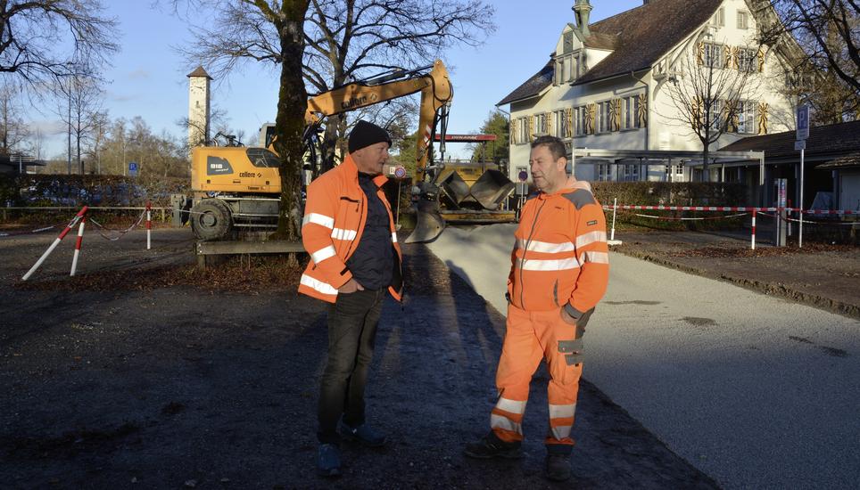 Derzeit verlegt Tiefbau Schaffhausen beim Schützenhausparkplatz eine neue Unterlage. Die Verantwortlichen hoffen, dass dadurch die Unterhaltsarbeiten sinken. Bild: Andreas Kurz
