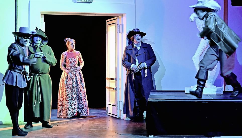 Alexander Klages (2.v.l). brillierte in seiner Rolle als Cyrano, dem verunstalteten Wortverführer. Bild: Eric Bührer