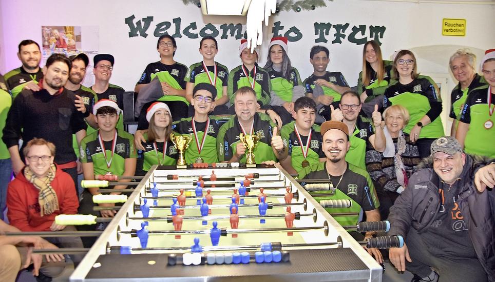 Gruppenaufnahme aller Teilnehmer beim Chlausturnier des Tischfussballclubs Thayngen. Bilder. Pascal Oesch