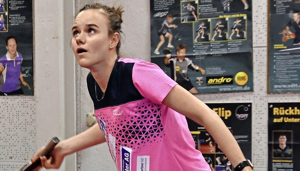 Céline Reust hat nicht nur den Tischtennisball im Visier. Bild: Pascal Oesch