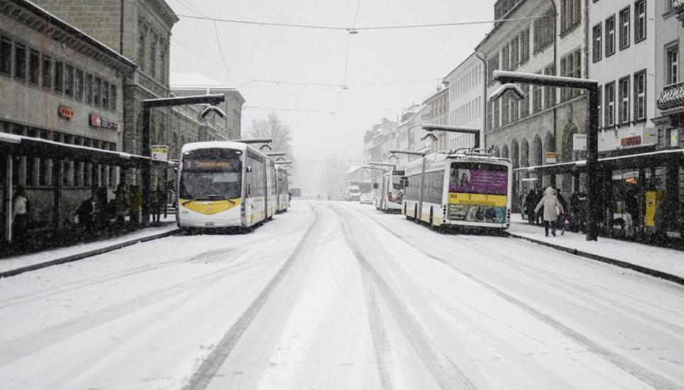 Die Busse auf der Bahnhofstrasse standen wegen des Schneefalls zeitweise still. Bild: Melanie Duchene