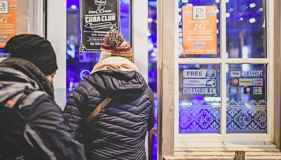 Ist die neue 2G-Regel in der Nachtgastronomie eine grosse Spassbremse? In die Bar Cuba Club kam am Freitag rund ein Drittel weniger Gäste.