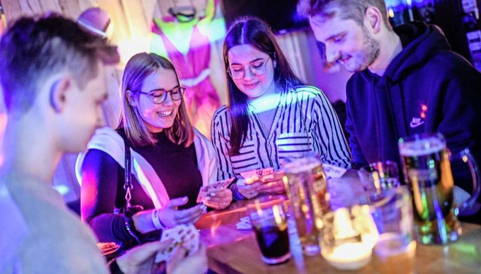 Jassen, statt abzutanzen: Wenn die Partystimmung nicht aufkommt, müssen andere Lösungen her. Bilder: Melanie Duchene