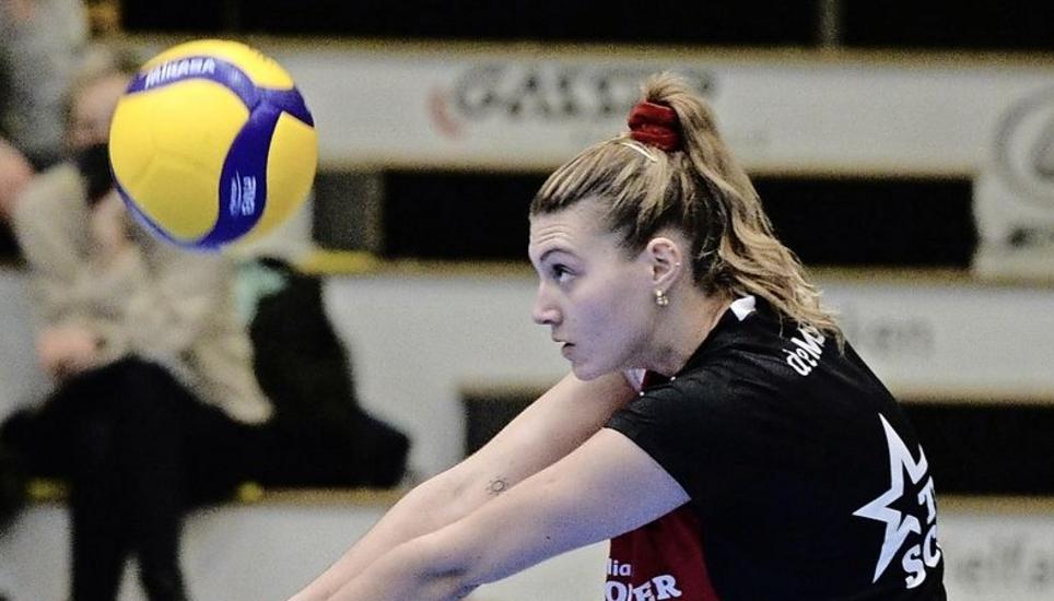 Kanti-Topscorerin Korina Perkovac bei der Serviceannahme. Bild: Reinhard Standke