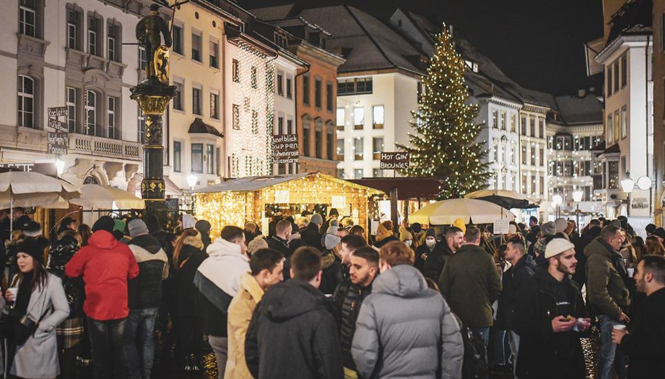 Gehört für viele zu Weihnachten: Glühwein auf dem Fronwagplatz.