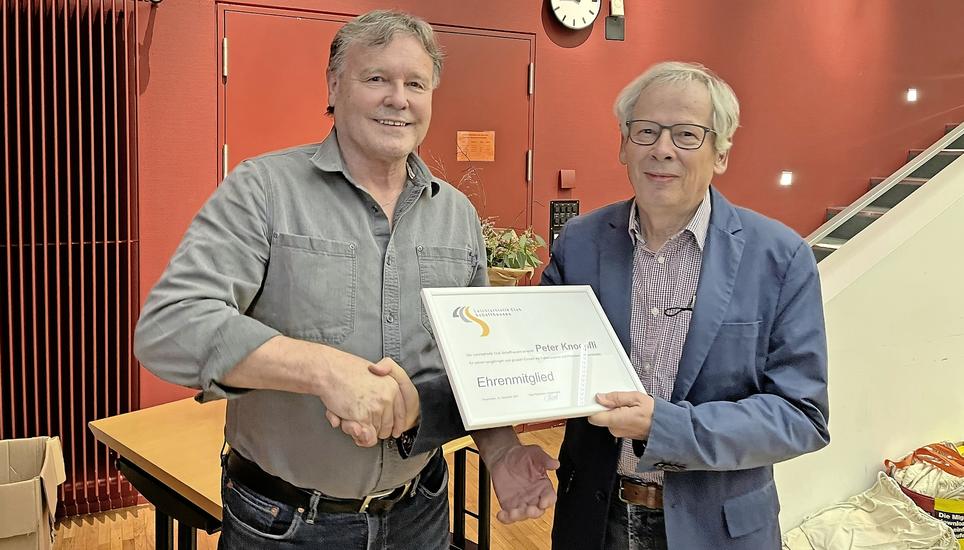 Die Laudatio zu Peter Knoepflis Ehrenmitglied-Ernennung hielt Ernst A. Müller, der LCS-Ehrenpräsident (r.). Bild: zVg/Nico Oechslin