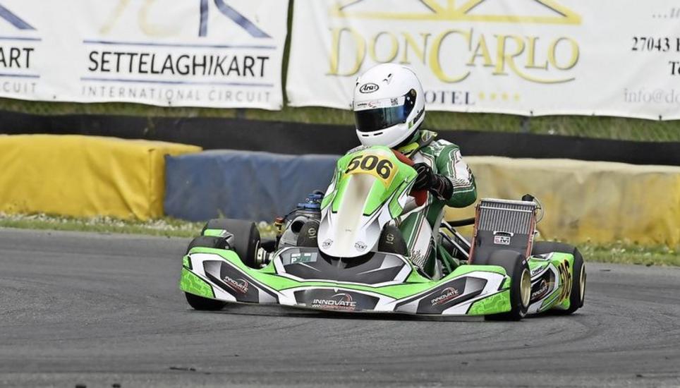 Leonardo Cesaretti auf einer Kart-Rennstrecke. Der junge Neuhauser möchte im Motorsport Karriere machen. Bild: zVg
