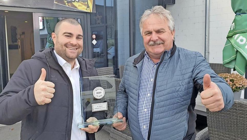 Sandro Poles und Heinz Looser (VC Kanti) vom Verein des Jahres. BILDER ZVG