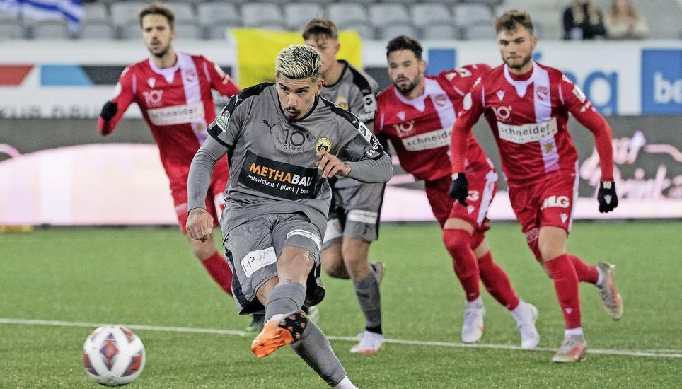 Joaquin Ardaiz (vorne) erzielt vom Elfmeterpunkt aus den späten 2:2-Ausgleich für den FC Schaffhausen gegen den FC Thun. Ardaiz und seine Kollegen nehmen so einen Zähler aus dem Berner Oberland mit. Bild: Key