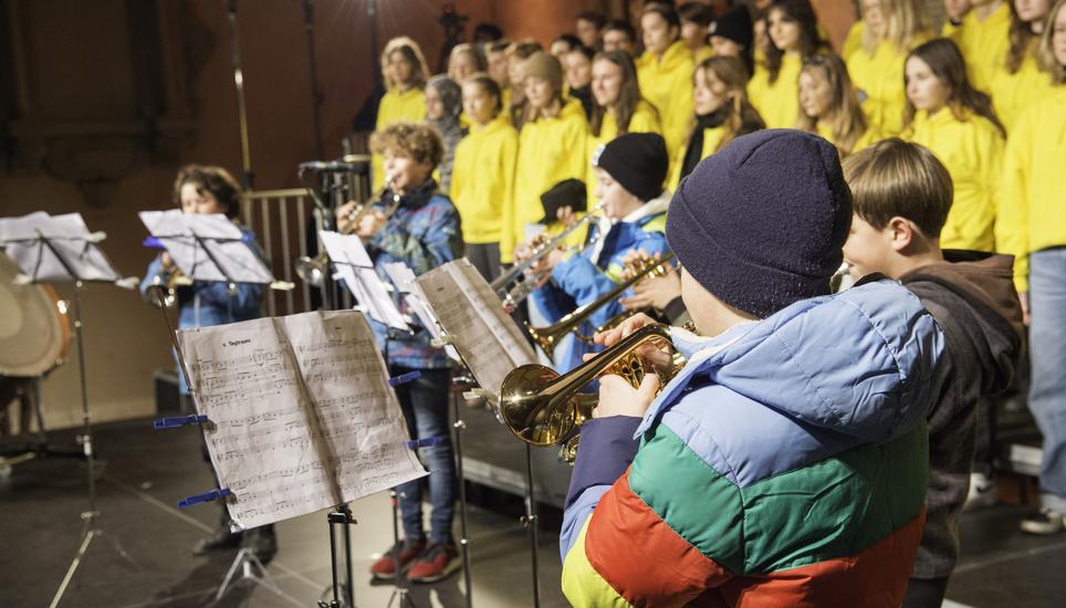 An diesem Weihnachtskonzert wurden die Kinder und Jugendlichen für ihre Auftritte – und die Lehrkräfte für ihr Engagement – beklatscht. Bild: Jeannette Vogel
