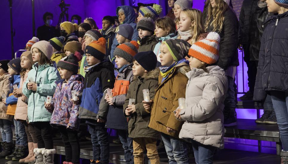 Beim traditionellen Abschlusslied «O du fröhliche» sangen viele Zuschauer gerne mit. Bild: Jeannette Vogel