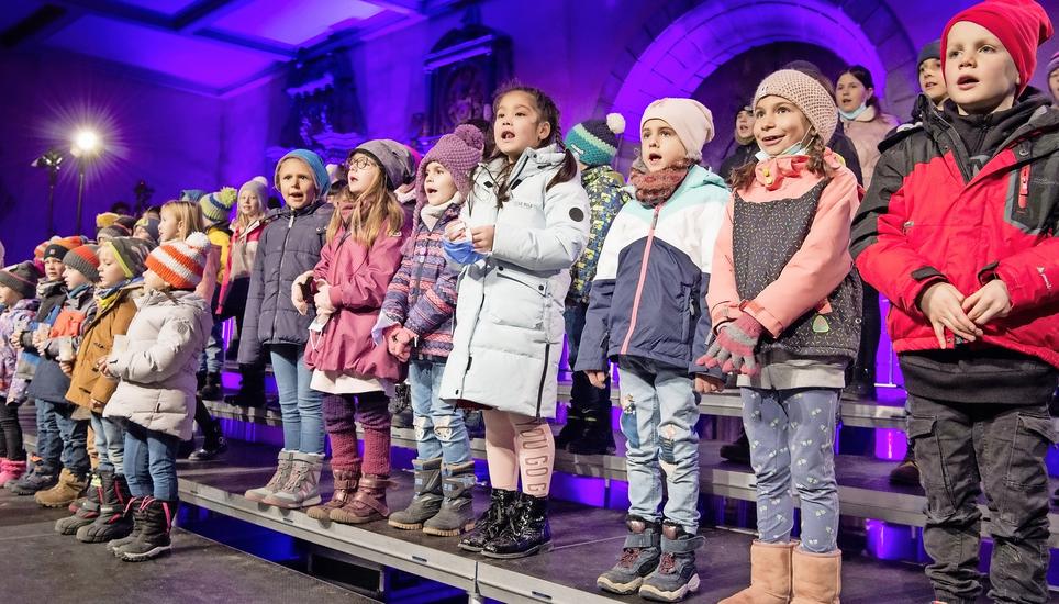 Warm eingepackt und mit viel Herzblut gaben der Kindergarten und die Primarschule Dörflingen ihre Weihnachtslieder zum Besten. Bild: Jeannette Vogel