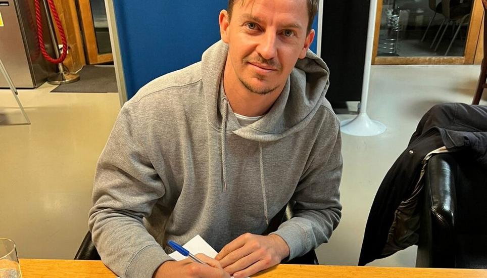 André Luis Neitzke bei seiner Vertragsunterschrift beim SC Brühl. Bild: SC Brühl
