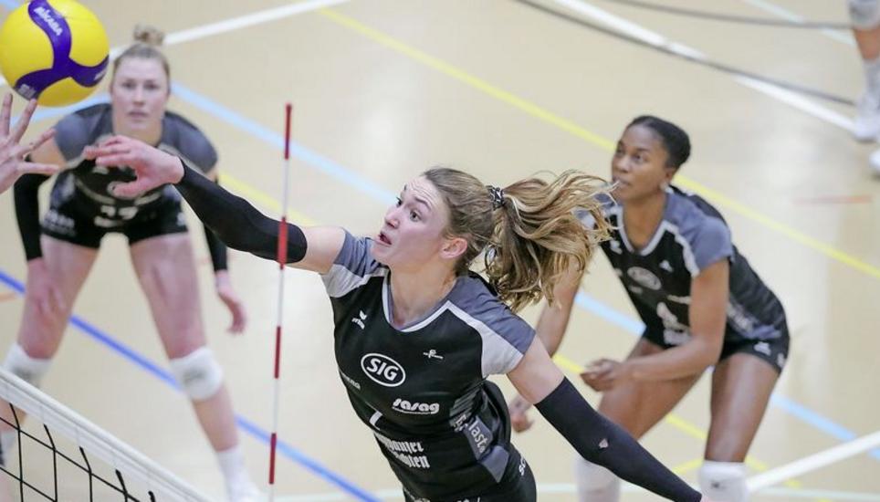Viktoria Deisl (links) verteilte die Bälle gekonnt auf alle ihre Angreiferinnen, unter anderem auch auf Romy Jatzko. Bild: wschl