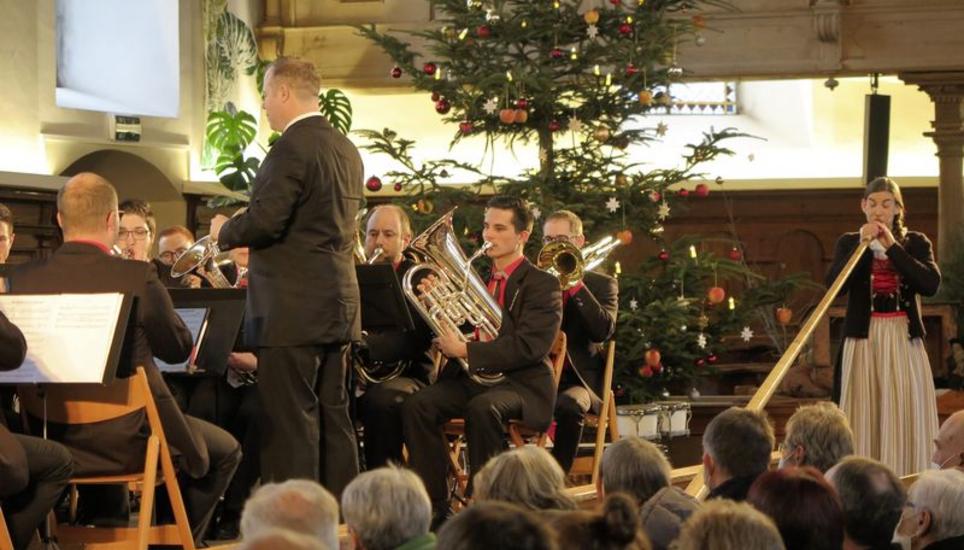 Die 30 Musizierenden fanden kaum Platz auf der kleinen Bühne. Bild: Rolf Hauser