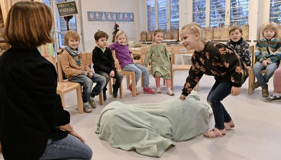 Was für ein Geschenk verbirgt sich wohl unter der Decke? Und wer wünscht es sich? BILDER SELWYN HOFFMANN