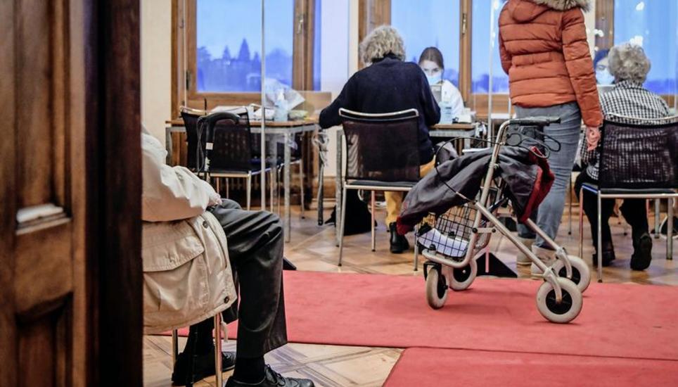 Rote Teppiche für die Impfwilligen im Impfzentrum Charlottenfels in Neuhausen. Das Gesundheitsamt empfiehlt die Auffrischimpfung. Bild: Michael Kessler