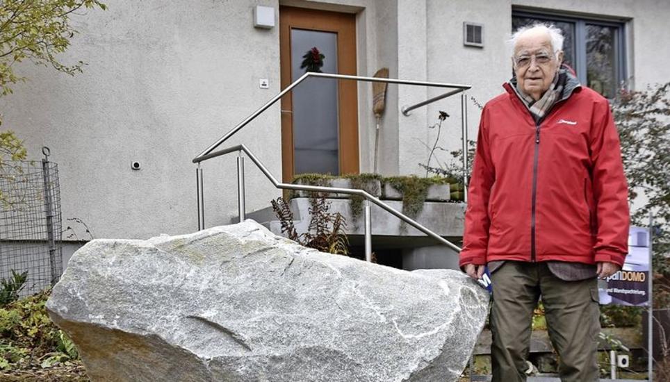 Der Findling, jetzt vor dem Haus von Ernst (Bild) und Elisabeth Bichsel. Bild: ajo