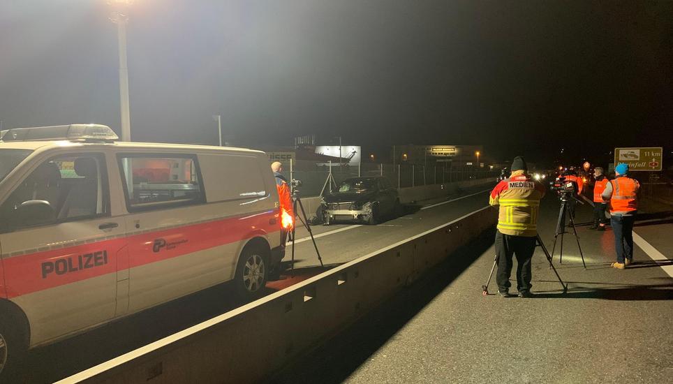 Beide Fahrtrichtungen der A4 waren wegen des Unfalls bis kurz vor 23 Uhr gesperrt. Bild: Kapo ZH