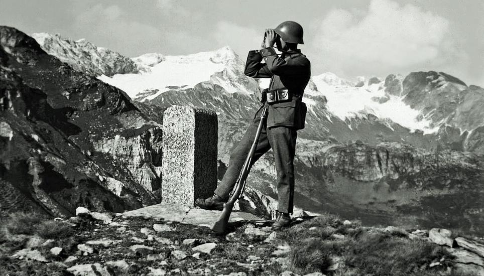 Die Neutralität der Schweiz sollte um jeden Preis gewahrt werden: Ein Soldat steht an der Grenze und blickt in Richtung Italien. Bild: Wikimedia