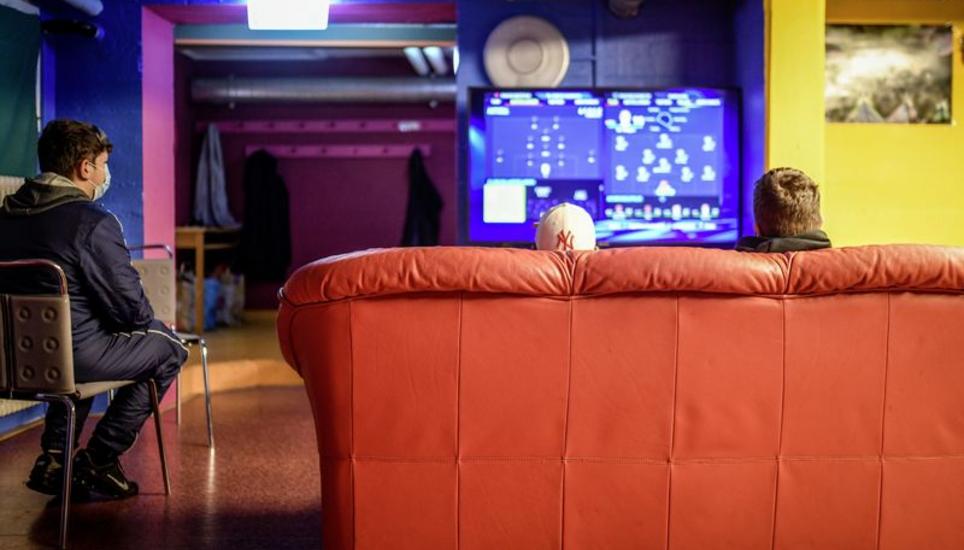 Einer der begehrten Orte im Jugendtreff: die Couch vor dem Fernseher. Bild: Melanie Duchene