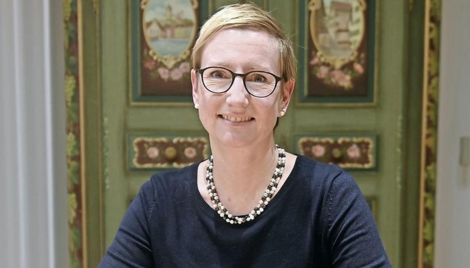 Vera Schraner im Rathaus von Büsingen, wo sie seit gut einem Jahr arbeitet. Bild: Eric Bührer