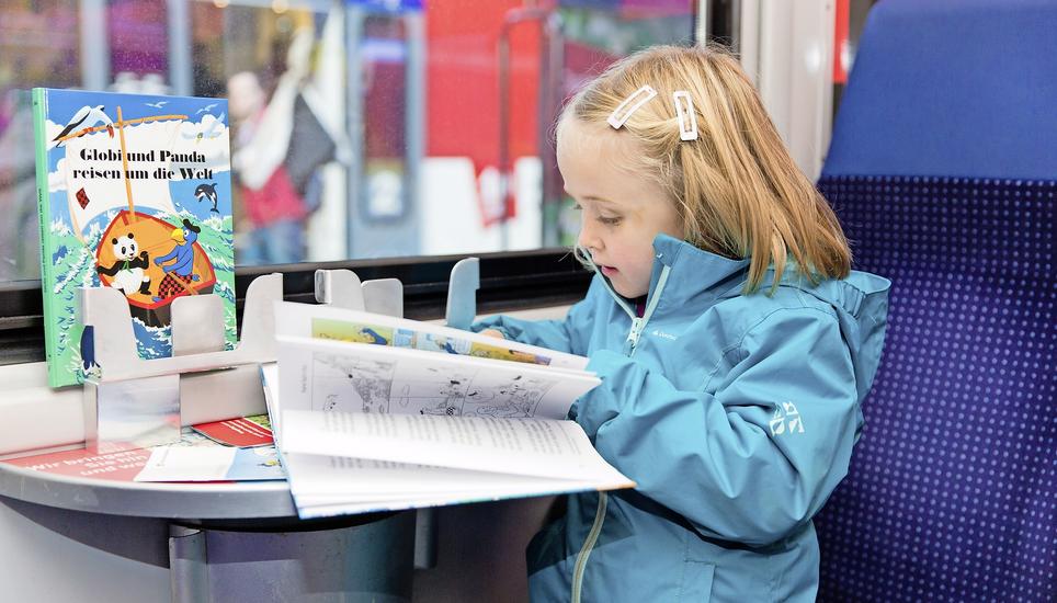 Im Globi-Wagen des Luzern-Engelberg-Express können Kinder in die spannende Welt der quirligen Kultfigur Globi eintauchen. Im Zug hat es viele Bücher zum Anschauen und Durchlesen. Auch ausserhalb des Zugs ist Globi anzutreffen. Auf der Strecke sind sechs grosse Bilder zu sehen. Bild: zVg/Zentralbahn
