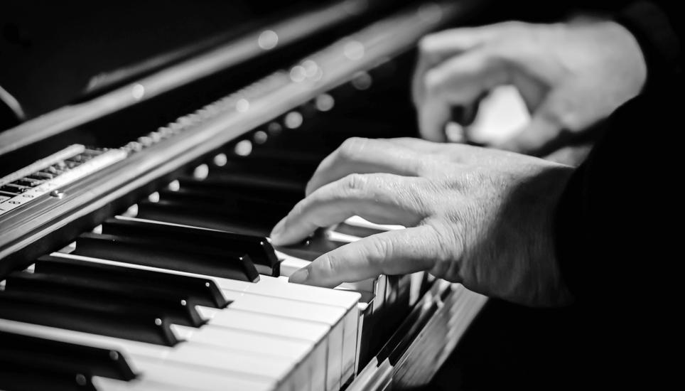 «Zen-Funk» – der geborene Ensemblemusiker Nick Bärtsch spürt auf «Entendre» seinem Material am Solopiano nach. Symbolbild: Pixabay