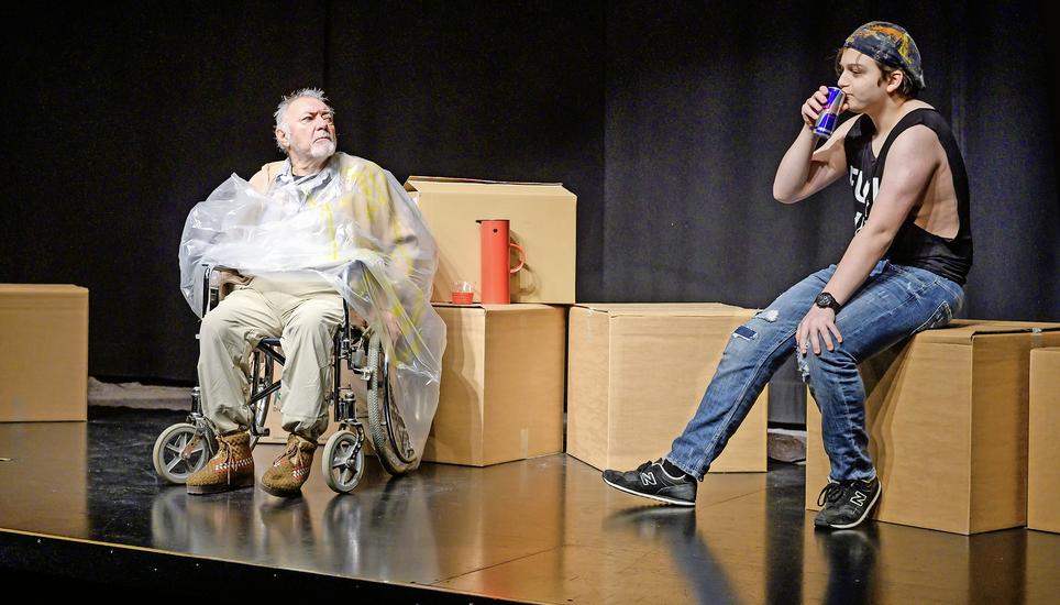 Ruedi Widtmann und Maksim Bjelic im Stück «Das Herz eines Boxers», das im Kinotheater Central Premiere hatte. Bild: Selwyn Hoffmann