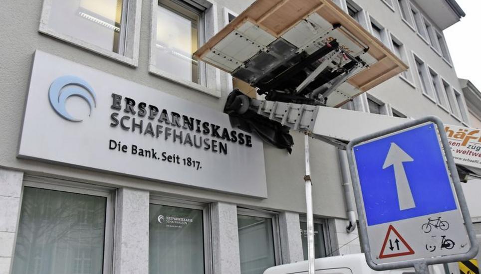 Am Münsterplatz beim Hauptsitz der Bank ist bereits eine Hebebühne zugegen. Das Haus aus den 1960er-Jahren wird bis auf die Grundmauern zurückgebaut. Die Ersparniskasse wird zukünftig fünf Stockwerke zur Verfügung haben. Bild: Kay Fehr
